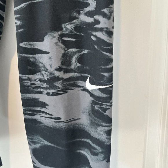 Nike Pro cropped leggings, black and gray pattern, Size Medium - Picture 2 of 5